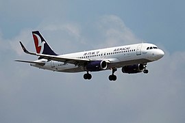 澳门航空的空中客车A320-232客机正在降落于郑州新郑国际机场