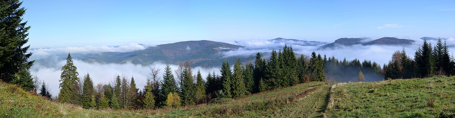 图为戈尔采山脉的全景图，摄于波兰西里西亚省切申县贾沃任卡村附近的西贝斯基德山。