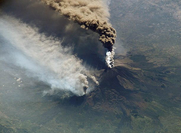 2002年10月30日，从国际空间站拍摄到的意大利埃特纳火山喷发。