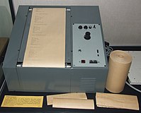电报在东德是重要的通信手段，长途电话十分少见。每份发往莱比锡区的电报都会通过电传被斯塔西记录。为了应对海量的电报数量，研究出了图中所示的电报内容评估装置。