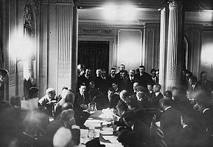 1912年5月25日，初级电报员哈罗德·布莱德（照片中央）出席作证