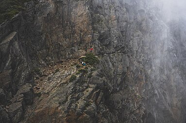 張元植與張國威正在攀爬玉山東峰東壁