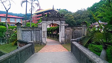 莱园入口“木棉桥”，为1930年所兴建为水泥桥，此桥也是通往莱园唯一的通道