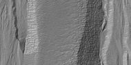 HiWish计划下高分辨率成像科学设备显示的罗斯陨击坑冲沟附近的多边形近景图，注：这是前一幅图像的放大版。