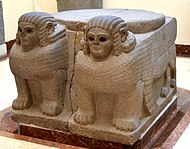 两个狮身人面像形状的柱基。来自萨马尔。公元前8世纪。现存伊斯坦布尔考古博物馆。