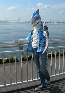 一套具有头与手部件的鲨鱼兽装
