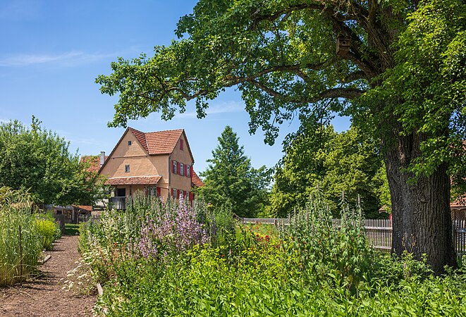 图为霍恩洛厄露天博物馆的大农舍花园，位于德国的施韦比施哈尔。