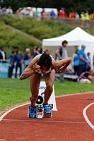 这名短跑运动员最初的蹲下姿势可以让她的肌肉预负荷，并将由此产生的力量导入她向前的第一步。