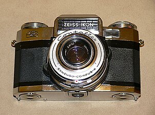Unit focusing Tessar 50/2.8 of Zeiss Ikon Contaflex Super B. The front element of this Tessar can be replaced with Tele Pro Tessar or Wide angle Pro Tessar.