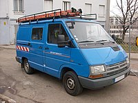 Renault Trafic first generation (facelift) 4x4 version: The 4x4 has the rear axle set further forward than the FWD.