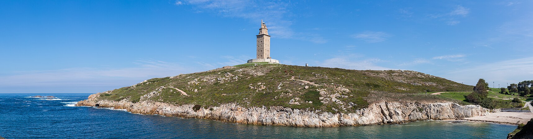 图为埃库莱斯塔的景观，位于西班牙加利西亚拉科鲁尼亚中心附近。这座高55米的塔是一座古罗马灯塔，是仍在使用的古罗马灯塔中最古老的（差不多1900年），也是西班牙第二高的灯塔（最高的是奇皮奥纳灯塔）。此灯塔在1791年时被重新使用，并在2009年被列为联合国教科文组织世界文化遗产。