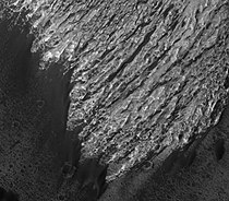高分辨率成像科学设备拍摄的特鲁夫洛撞击坑坑底表面。