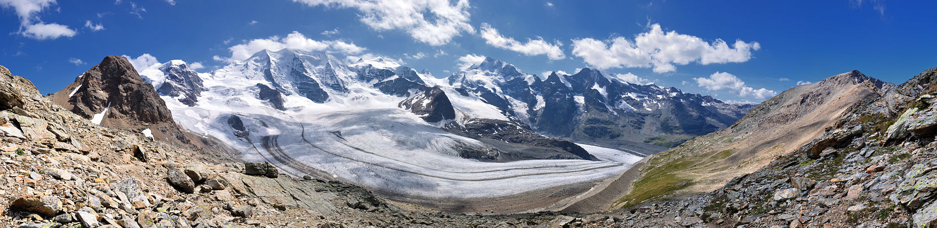 从瑞士格劳宾登州的女妖峰，拍得贝尔尼纳山脉以及莫特瑞许冰河的环景图。