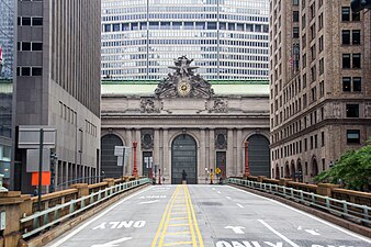 公園大道高架橋上一景，前方建築為大中央總站（攝於2017年）