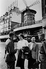 German soldiers in Montmartre at the Moulin Rouge (Bundesarchiv)