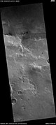 高分辨率成像科学设备显示的基皮尼陨击坑南侧边缘，比例尺长500米。