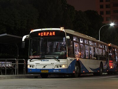 上海浦东公交的申沃巴士，车头线路牌显示线路文字名称和空调车辆标识，以红色光源照亮