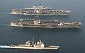 2号舰萨拉托加号（上）与肯尼迪号航空母舰 (CV-67)一起巡航；注意两型航母舰岛和升降机布置位置的差异。