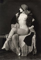 維吉尼亞·貝特爾（英語：Virginia Biddle），由阿爾弗雷德·切尼·約翰斯頓（英語：Alfred Cheney Johnston）拍攝