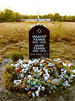 位于贝尔根-贝尔森集中营集中营旧址的纪念碑，周边满布人们悼念的鲜花和图片。