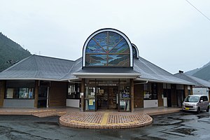 与滨松市立佐久间图书馆共构的站房(2017年9月)