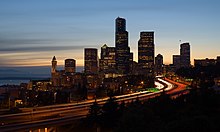 西雅圖的黃昏，圖中有通往城區的高速公路