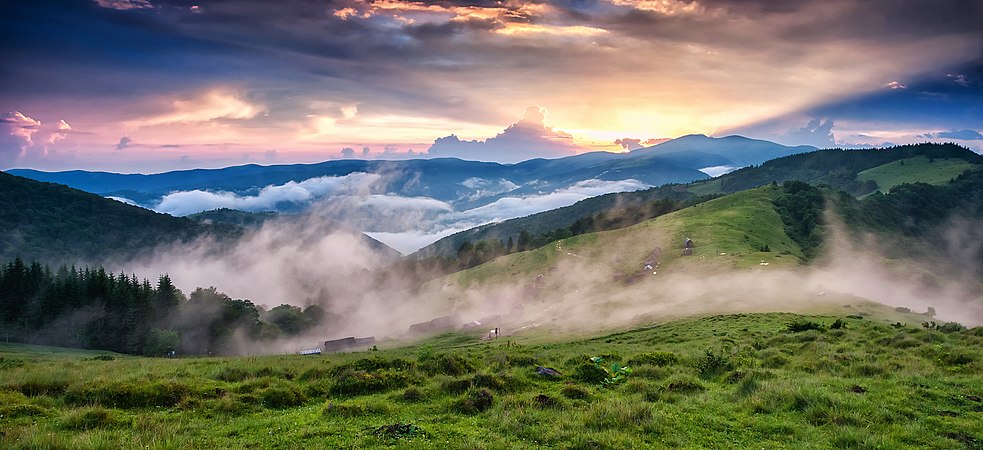 乌克兰喀尔巴阡生物圈保护区雷暴后的风景。