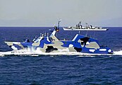 解放军海军022型导弹艇与后方的“西宁”号驱逐舰（阅兵现场照片）