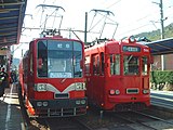 前往新岐阜的电车与前往彻明町的电车换乘（2005年3月）