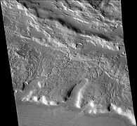 辛顿陨石坑南面的河道，这些都是撞击发生在地下富含积冰的表面时所产生。注：这是前一幅照片的放大版。