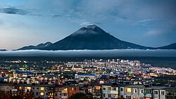 市区夜景，远方为科里亚克火山