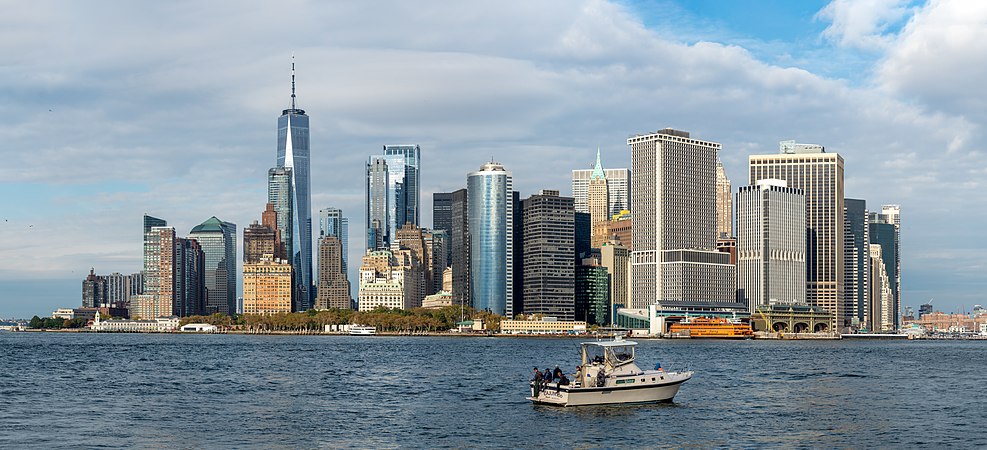 从总督岛远眺纽约曼哈顿下城，世界贸易中心一号大楼、纽约广场一号、炮台公园等地标建筑清晰可见。