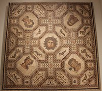 显示梅杜莎和代表四季的人物的古罗马镶嵌画，来自西班牙帕伦西亚，制作于公元167至200年间