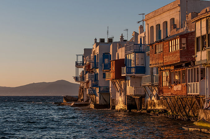 图为希腊米科诺斯岛的暮光。