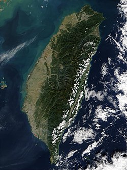 台湾岛东部多山，向西逐渐过渡为丘陵与平原（图片来自NASA）。