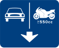 遵26.1 車道指定四輪以上汽車及汽缸總排氣量五百五十立方公分以上之大型重型機車專行