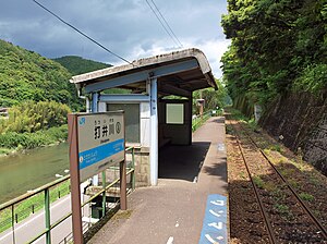 打井川站候车室与月台(2010年5月)