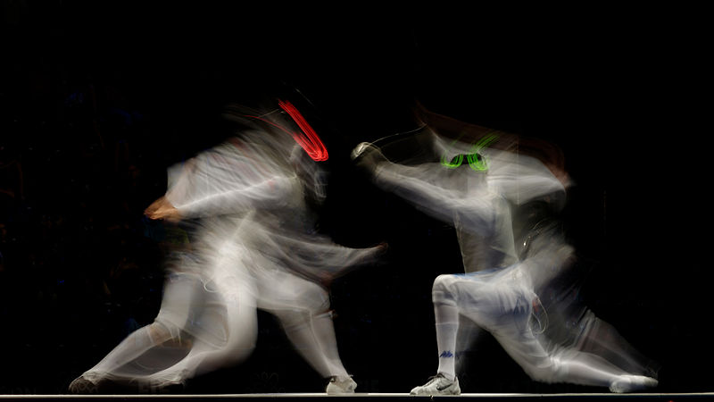 图为2013年8月12日在布达佩斯SYMA中心举行的2013年世界击剑锦标赛男子团体钝剑决赛中美国的雷斯·英博登（左）对意大利的安德烈亚·卡萨拉（右）。