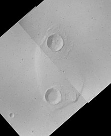 海盗1号探测器拍摄的卢德陨击坑（上）和博克陨击坑（下）拼接图。
