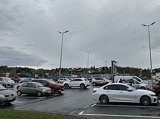 圖維爾拉里維耶爾商業中心的露天停車場