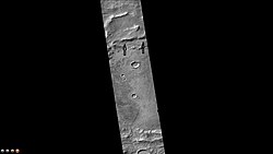火星勘测轨道飞行器背景相机拍摄的克鲁尔斯陨击坑，箭头指示了古老的冰川。