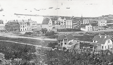 自观海山俯瞰莒县路一带，1902年9月，最左侧可见正在建造的毛利公司，其右侧可见橡树饭店、馥香洋行等建筑