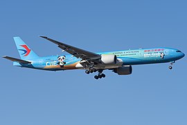 披有中国国际进口博览会彩绘的东航波音777-300ER型客机
