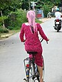 越南穆斯林女性，頭巾較為透明，可見頭髮顏色