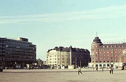 Hakaniemi Square in 1961. The Wendt House in the middle was later torn down to make room for Ympyrätalo.
