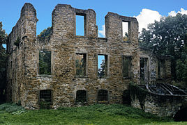The manor house ruins before the construction of the Kubus