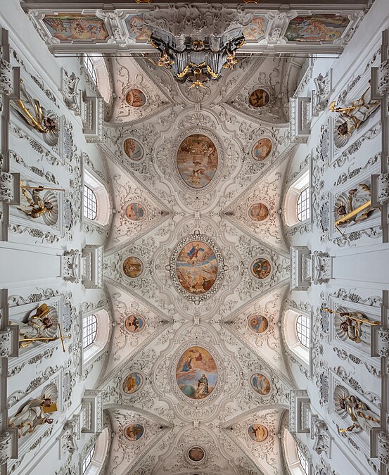 图为德国基希哈斯拉赫的巴洛克式圣母升天教堂的管风琴、众使徒像和天花板。