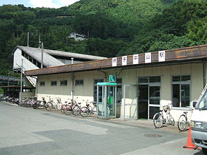 伊予中山站站舍外貌。（2008年）