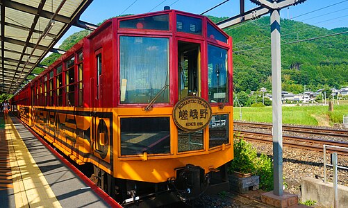 嵯峨野观光铁道的小火车列车 作者：Streetdeck
