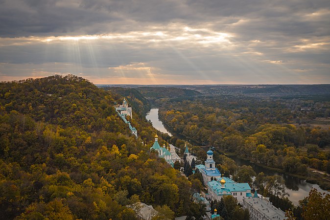 斯维亚托戈尔斯克修道院（英语：Holy Mountains Monastery）（具有国家意义的建筑遗迹群）。位于乌克兰顿涅茨克州的斯维亚托戈尔斯克。